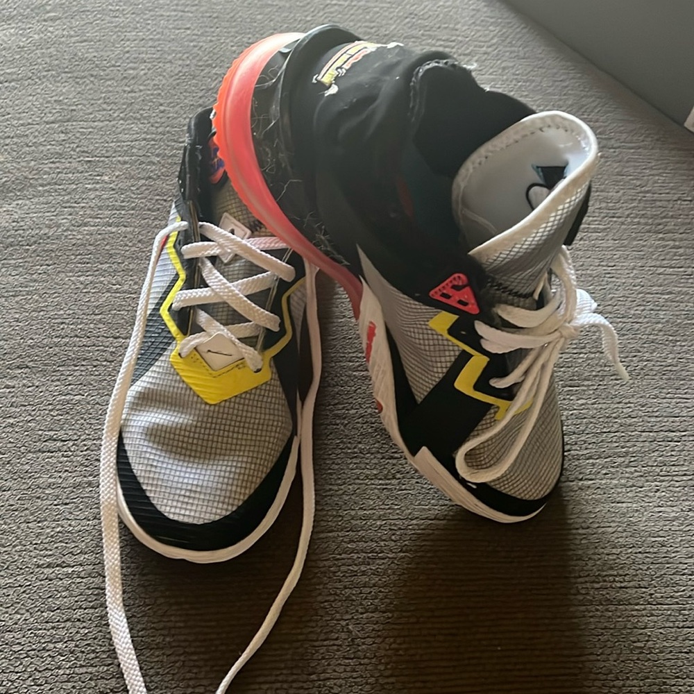Lebron tweety vs Sylvester too. Squad men size 8